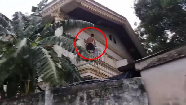 ผัวเมียเปิดเพลงสรรเสริญฯ