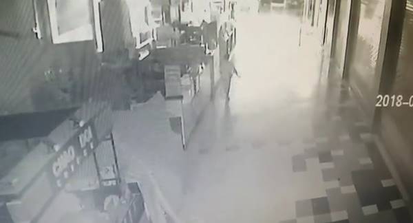 ลักของกลางห้าง