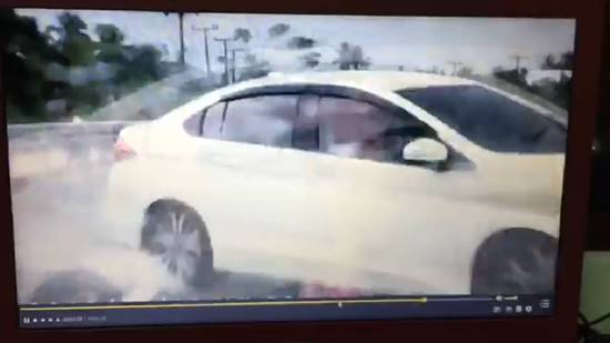 เก๋งเสียหลักข้ามเลน