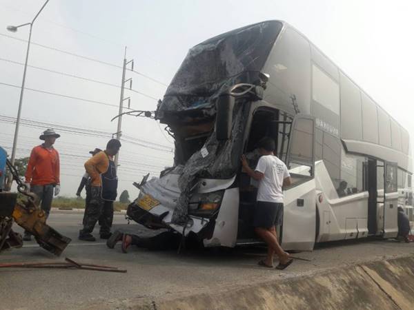 รถบัส 2 ชั้น เสยท้ายสิบล้อ