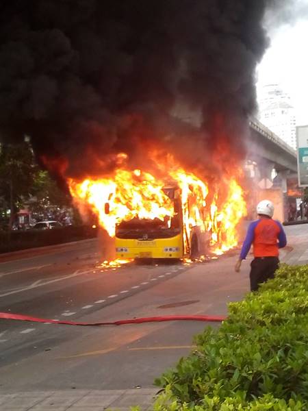 ไฟไหม้หน้าเกตเวย์ เอกมัย