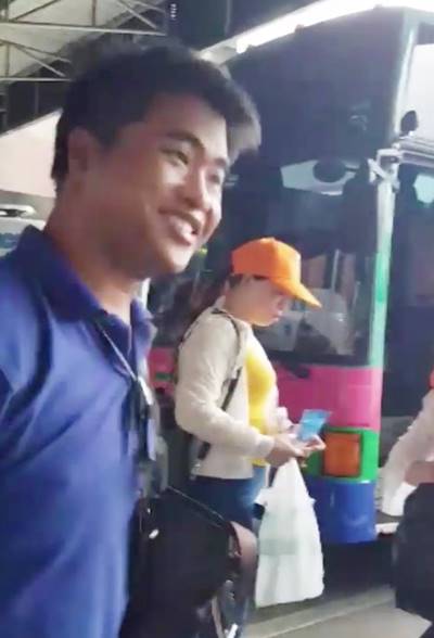 สาวชุดไทยคล้องมาลัยทัวร์จีน