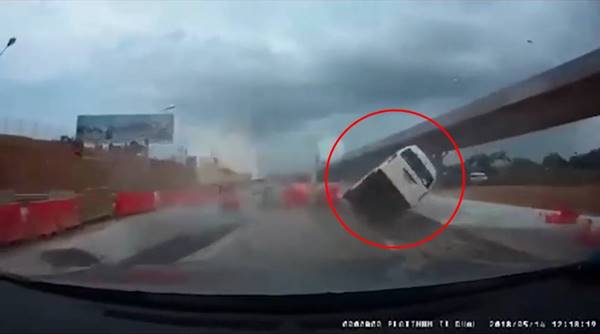 รถตู้นักท่องเที่ยวเสียหลัก