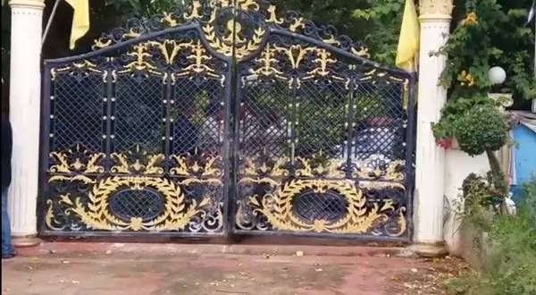 ผัวเมียเปิดเพลงสรรเสริญฯ