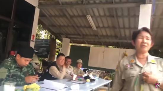  2 กระบะชนกัน