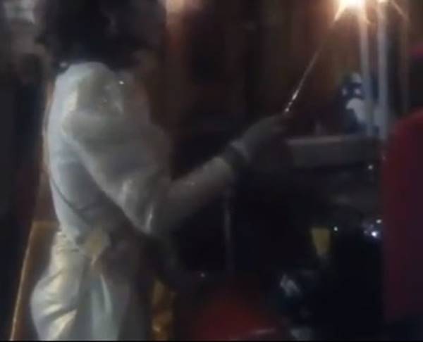 ผัวเมียเปิดเพลงสรรเสริญฯ