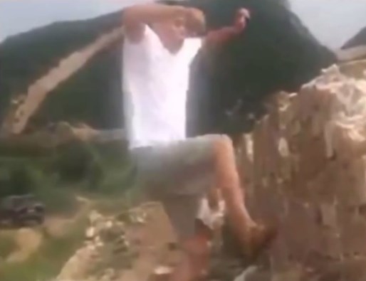 โชว์ลีลากังฟูไร้พ่ายถล่มกำแพงเมืองจีน