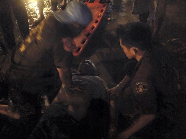 อาจารย์ ม.ศิลปากร ปั่นจักรยานลุยน้ำท่วม ก่อนล้ม-ถูกไฟดูดเสียชีวิต