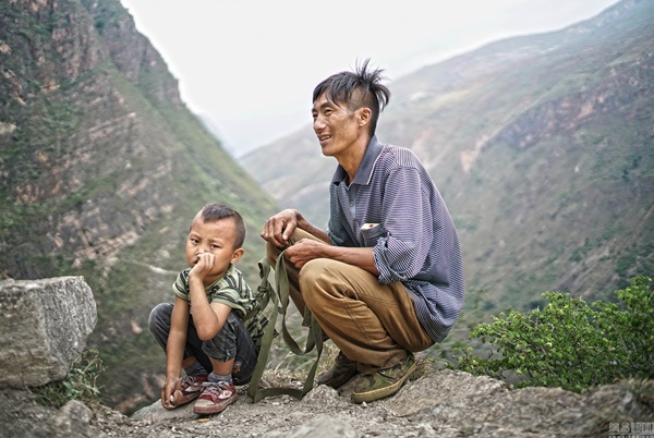 เด็กนักเรียนไต่ผาสูงไปโรงเรียน