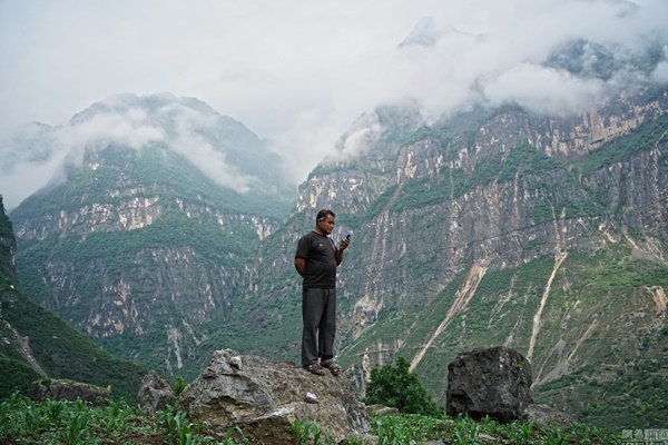 เด็กนักเรียนไต่ผาสูงไปโรงเรียน