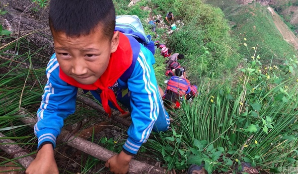 เด็กนักเรียนไต่ผาสูงไปโรงเรียน