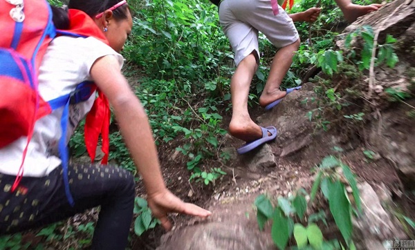 เด็กนักเรียนไต่ผาสูงไปโรงเรียน