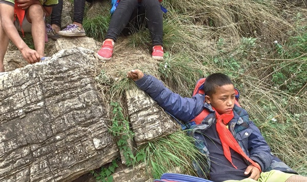 เด็กนักเรียนไต่ผาสูงไปโรงเรียน