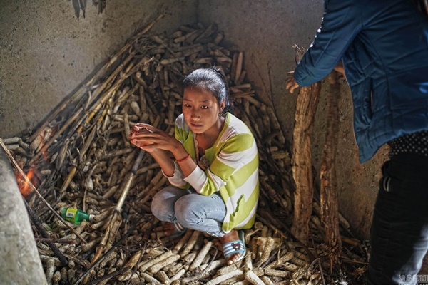 เด็กนักเรียนไต่ผาสูงไปโรงเรียน