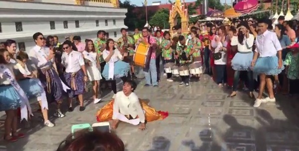 แก๊งเชียร์ลีดเดอร์ เต้นแห่นาค