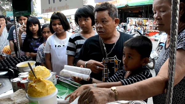 แม่ค้าขายโรตี แจกฟรีโรตี 800 ชิ้น