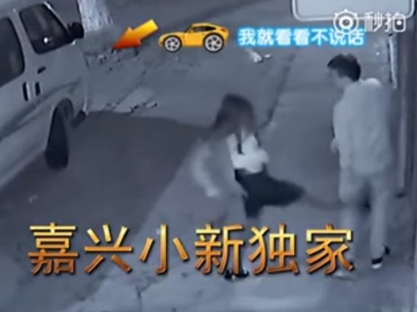 คู่รักทะเลาะตบ-จูบริมทาง แม่เจ้ายังกับหลุดออกมาจากละคร