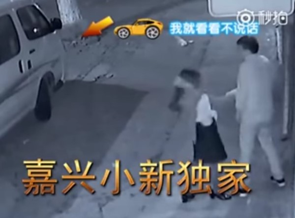 คู่รักทะเลาะตบ-จูบริมทาง แม่เจ้ายังกับหลุดออกมาจากละคร