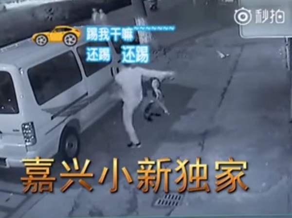 คู่รักทะเลาะตบ-จูบริมทาง แม่เจ้ายังกับหลุดออกมาจากละคร