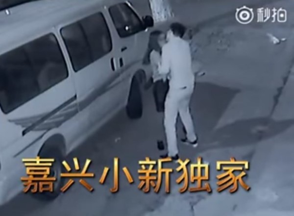 คู่รักทะเลาะตบ-จูบริมทาง แม่เจ้ายังกับหลุดออกมาจากละคร