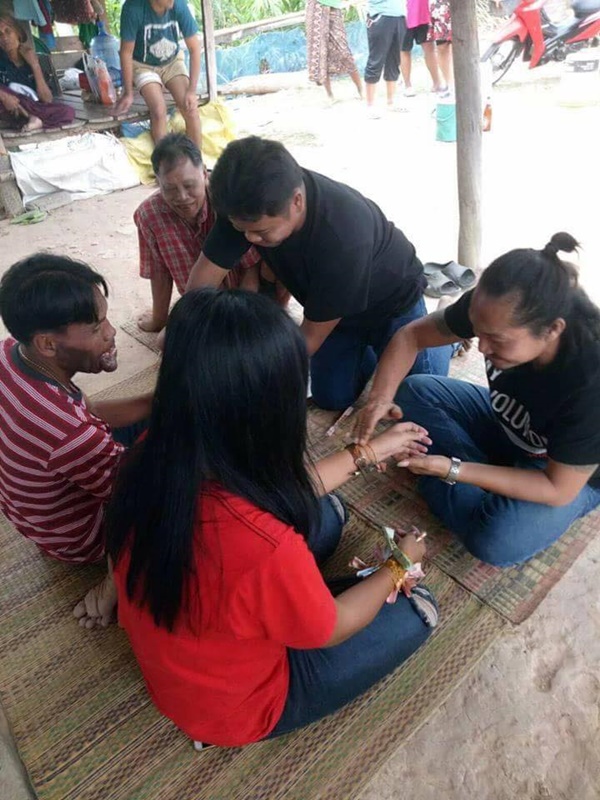 หนุ่มพิการใบหน้า เข้าพิธีผูกข้อมือสาวสวย