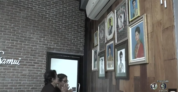 เด็กหญิงในภาพที่พระราชินีทรงอุ้ม