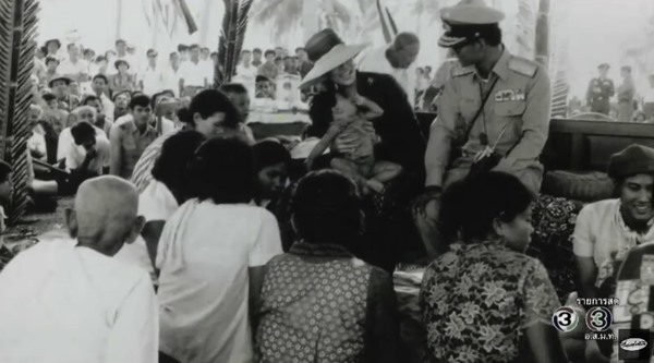 เด็กหญิงในภาพที่พระราชินีทรงอุ้ม