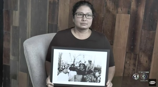 เด็กหญิงในภาพที่พระราชินีทรงอุ้ม