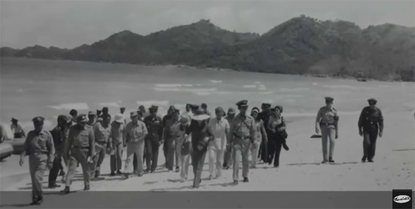 เด็กหญิงในภาพที่พระราชินีทรงอุ้ม