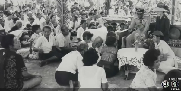 เด็กหญิงในภาพที่พระราชินีทรงอุ้ม