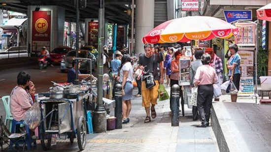 กทม. ไม่สน !! เดินหน้าจัดระเบียบทางเท้าต่อ แม้สื่อนอกลงข่าวเสียดายสตรีทฟู้ด