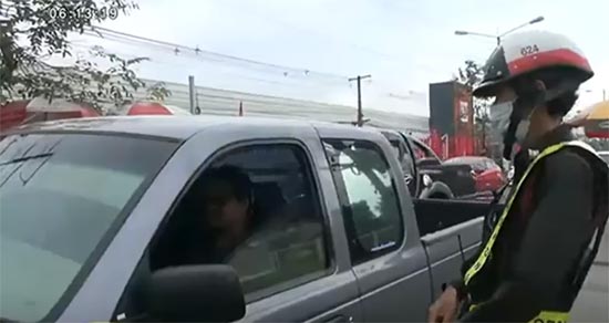 ผู้ใช้กระบะเฮ ! คมนาคมชง สตช. ผ่อนผันนั่งแค็บ-ท้ายกระบะ ชี้ตอนนี้นั่งได้ถึงสิ้นปี