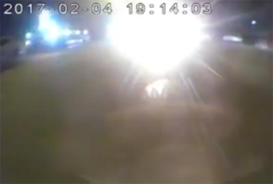 เปิดคลิประหว่างทางจากร้านปลาหมึกถึงที่เกิดเหตุ รถตู้ขับจี้-เปิดไฟสูงใส่