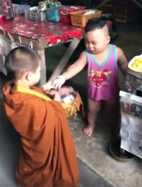 น่ารัก ! หนูน้อยใส่บาตรเณรน้องกร-ขอจับมือ โซเชียลแซว ใส่บาตรยุคนี้ต้องเชกแฮนด์
