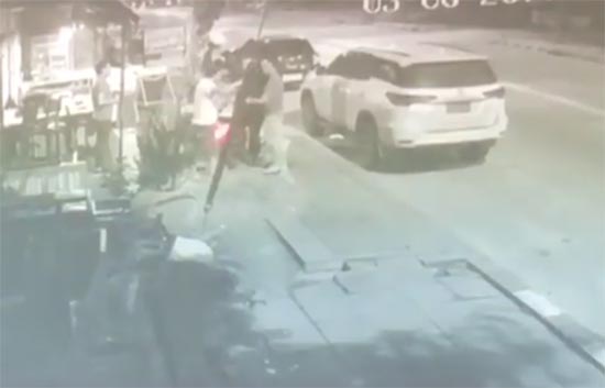 มอบตัวแล้ว ! มือปืนยิงขู่ เหลือเฟือ-อี๊ด โปงลาง