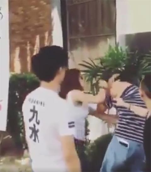 คลิปสาวเซ็กซี่พร้อมพวกรุมตื้บหนุ่ม