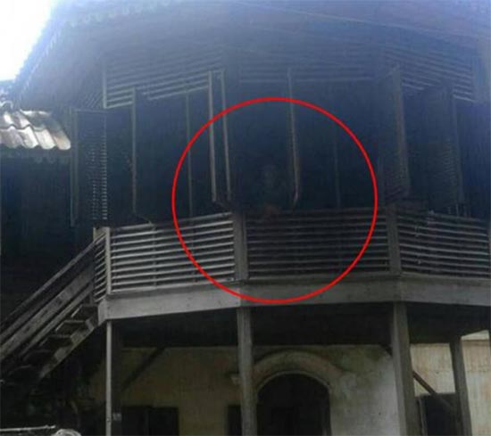  รูปถ่ายติดวิญญาณยืนริมหน้าต่าง