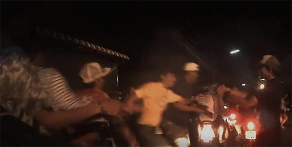 คลิปนาทีระทึก วัยรุ่นคลองหกเลือดร้อน ชักปืนจ่อยิงคู่อริ 