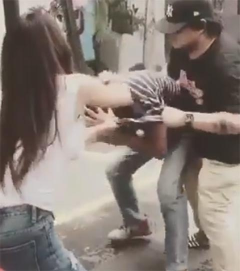 คลิปสาวเซ็กซี่พร้อมพวกรุมตื้บหนุ่ม