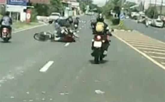 แก๊งเด็กแว้นซิ่งรถเล่นสงกรานต์ เสียหลักเกี่ยวกันล้ม คว่ำทั้งยวง