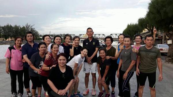 พ่อเมืองราชบุรี ลุยจับไม้กวาดทำความสะอาดรอบศาลากลาง-นำประชาชนออกกำลังกาย