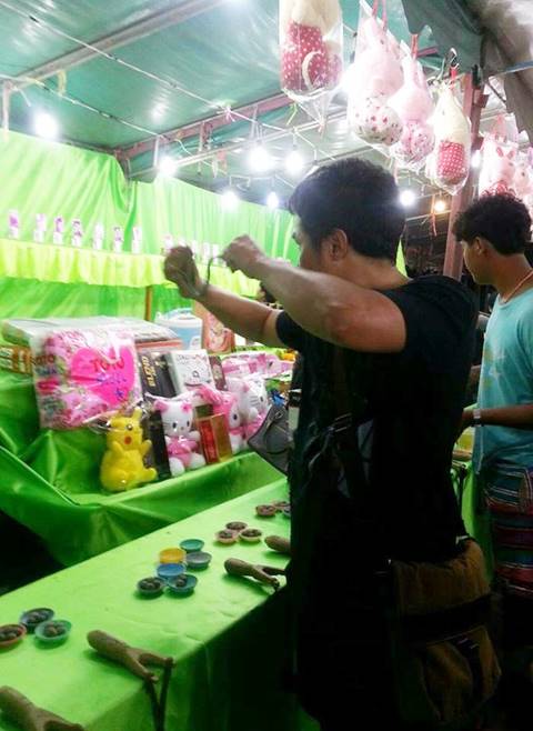 หนุ่มสุดเซ็ง เสียค่าโง่ยิงหนังสติ๊กงานเจดีย์