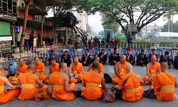 พระวัดพระธรรมกาย ตั้งแถวฉันเช้าหน้าประตู หลังทหารห้ามใช้ประตู 5-6 กลับวัด
