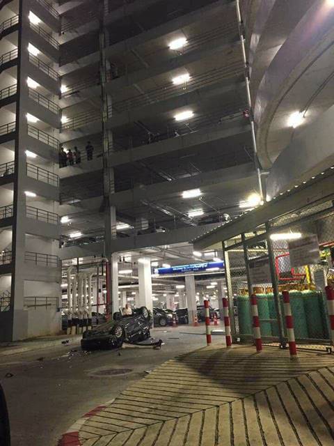 เก๋งพุ่งตกจากลานจอดรถชั้น 3 ห้างดังหาดใหญ่ มีผู้บาดเจ็บ-เสียชีวิต