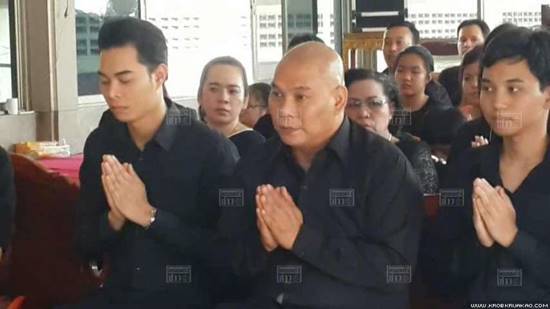 โหน่ง ชะชะช่า และครอบครัว ร่วมงานฌาปณกิจศพผู้เสียชีวิต เหตุรถชน