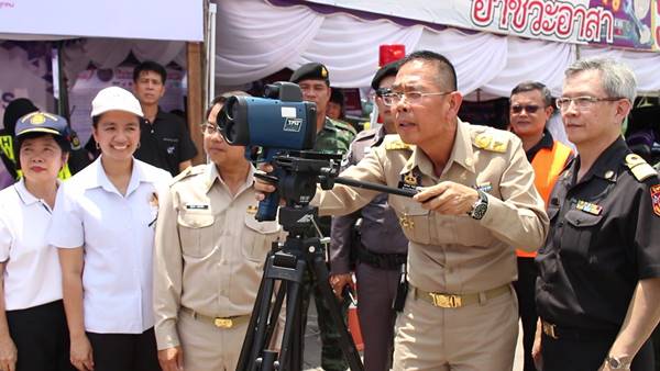 พ่อเมืองราชบุรี ลุยจับไม้กวาดทำความสะอาดรอบศาลากลาง-นำประชาชนออกกำลังกาย
