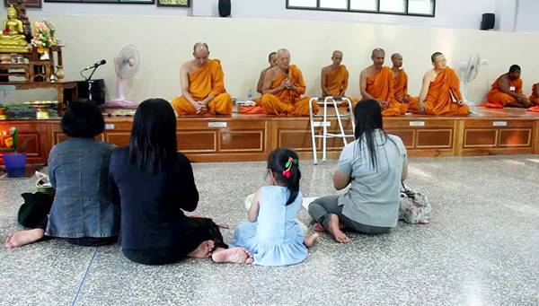 เลื่อมใส พระสงฆ์ขาพิการนั่งรถเข็นคู่กาย ออกบิณฑบาตทุกเช้าระยะทาง 3 กม.