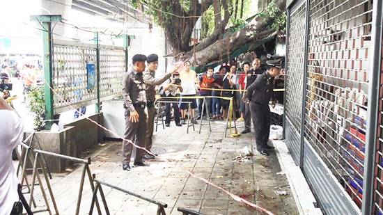 แตกตื่นทั้งตลาดคลองเตย ! พ่อค้าต้มเลือดหมู รัวกระสุนใส่ร้านไก่สด เหตุไปทวงชามคืน