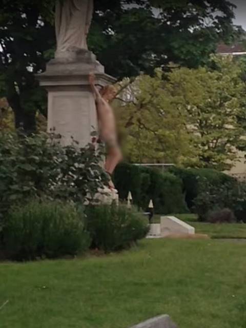 หญิงเมาเดินแก้ผ้าโวยวาย-เต้นรูดรูปปั้นเก่าแก่