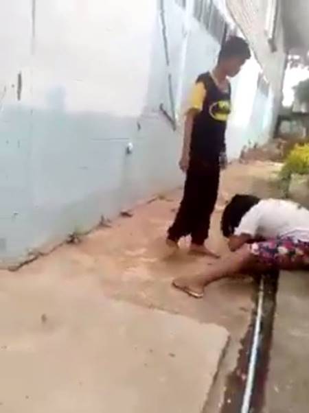 น้าสุดอึ้ง ! เจอคลิปหลานสาวถูกเพื่อนผู้ชายทำร้าย-เหยียบหัว ซ้ำคนถ่ายเป็นครู